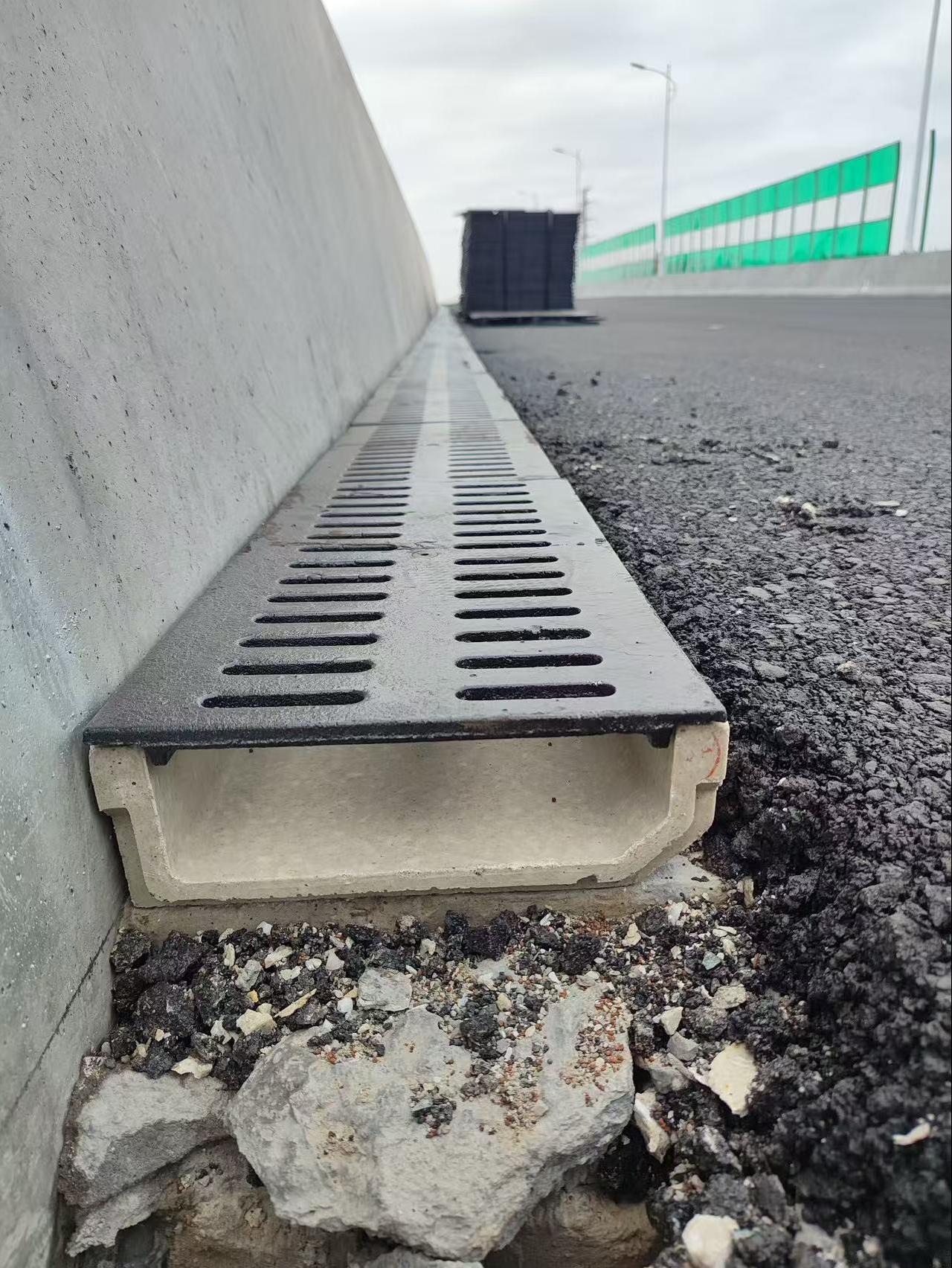 树脂混凝土排水沟+铸铁盖板